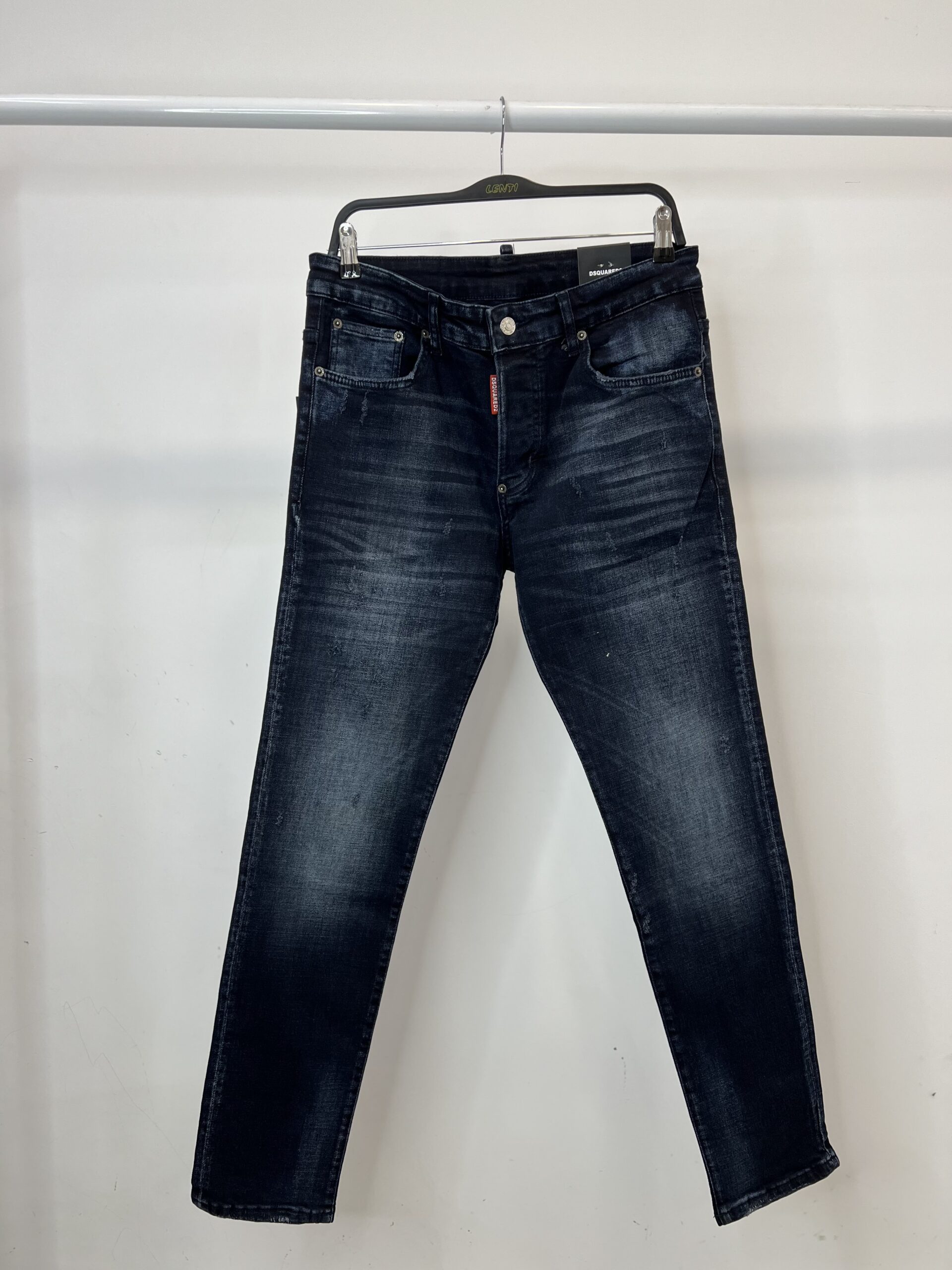 Farmerka Dsquared2 të Zeza me Larje të Lehtë – Stil Modern & Dyllosur