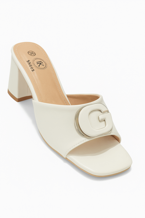 Sandale Mule E Bardhë Me Takë Të Trashë Dhe Tokëz “G” Metalike – Modeli “JK Shoes”