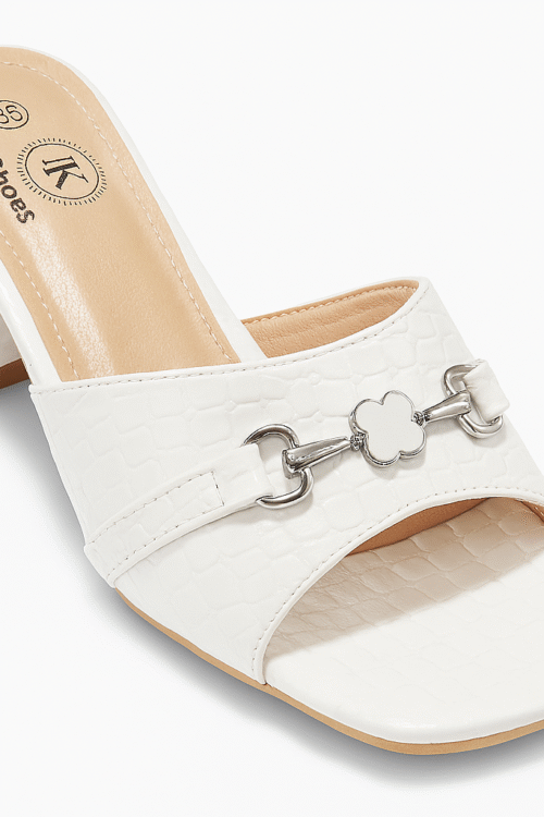 Sandale Mule e Bardhë me Takë të Trashë dhe Zbukurim Zinxhiri Metalik – Modeli “JK Shoes”