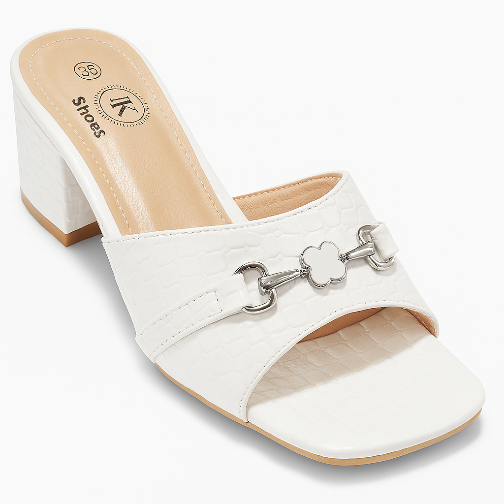Sandale Mule e Bardhë me Takë të Trashë dhe Zbukurim Zinxhiri Metalik – Modeli “JK Shoes”