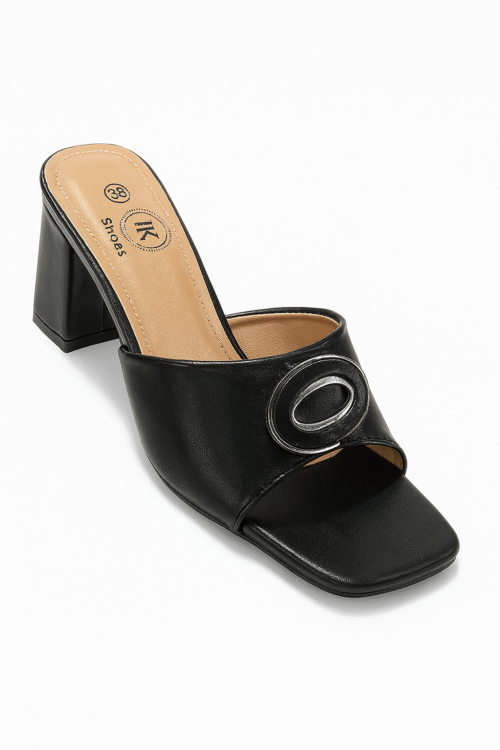 Sandale Mule e Zezë me Takë të Trashë dhe Detaj Ovale Metalike – Modeli “JK Shoes”