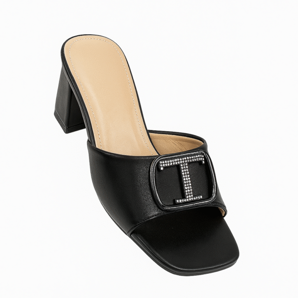 Sandale Mule e Zezë me Takë të Trashë dhe Detaj "T" me Gurë - Stili "JK Shoes"