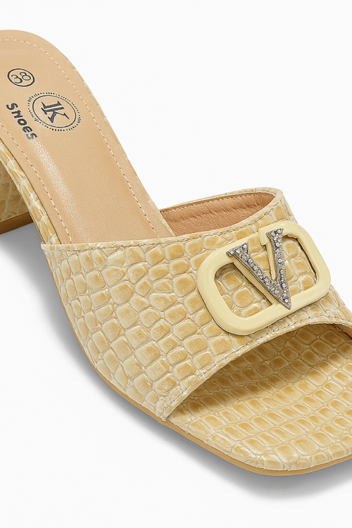 Sandale Mule E Verdhë e Zbehtë me Takë të Trashë dhe Detaj “V” me Gurë – Modeli “JK Shoes”