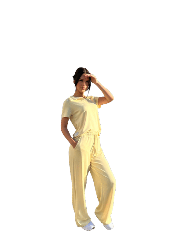 Set "Lounge" i Verdhe Pastel: Dupe Polo T-shirt dhe Pantallona të Gjëra Komode - Figura 3