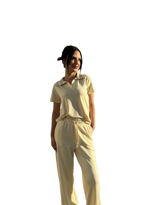 Set "Lounge" i Verdhe Pastel: Dupe Polo T-shirt dhe Pantallona të Gjëra Komode - Figura 4