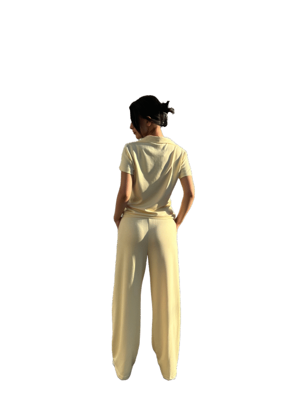 Set "Lounge" i Verdhe Pastel: Dupe Polo T-shirt dhe Pantallona të Gjëra Komode - Figura 5