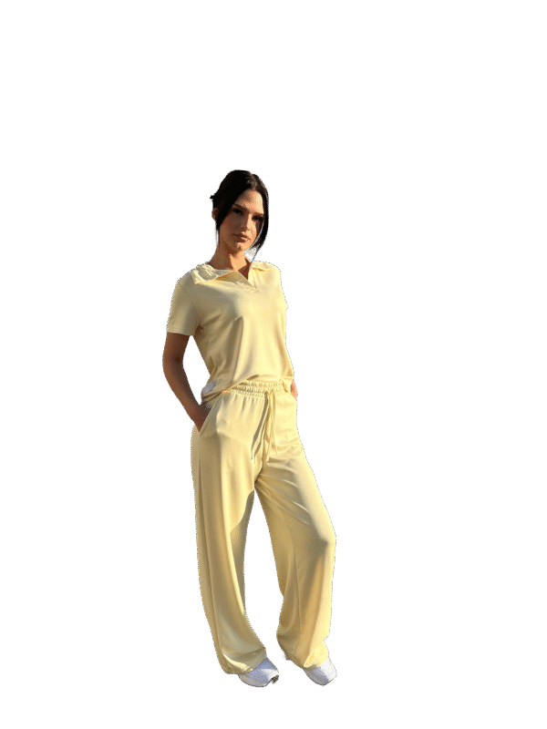 Set "Lounge" i Verdhe Pastel: Dupe Polo T-shirt dhe Pantallona të Gjëra Komode - Figura 2