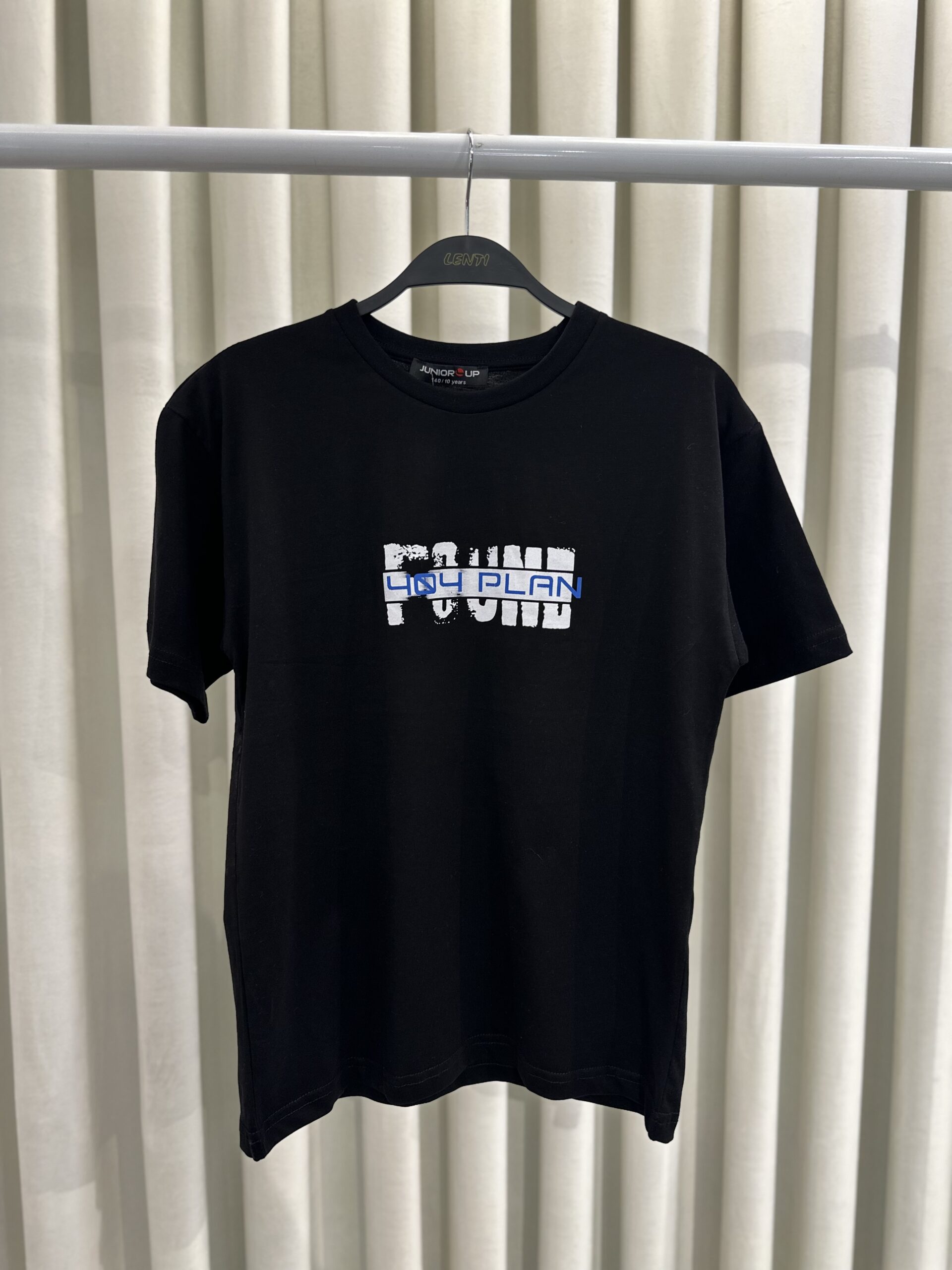 Bluzë e Zezë Lënda Me Print “FOUND & PLAN