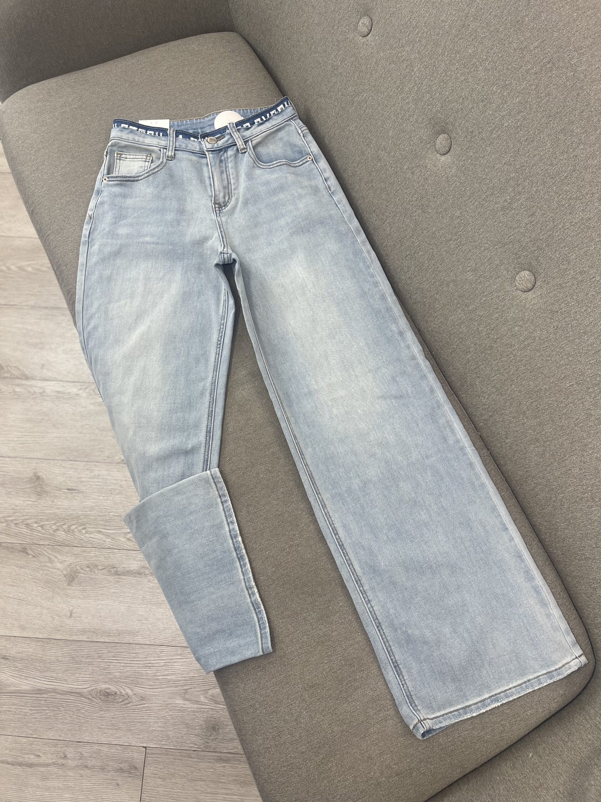 Xhinse “Wide-Leg” Blu të Çelët me Bel të Lartë dhe Pamje Casual