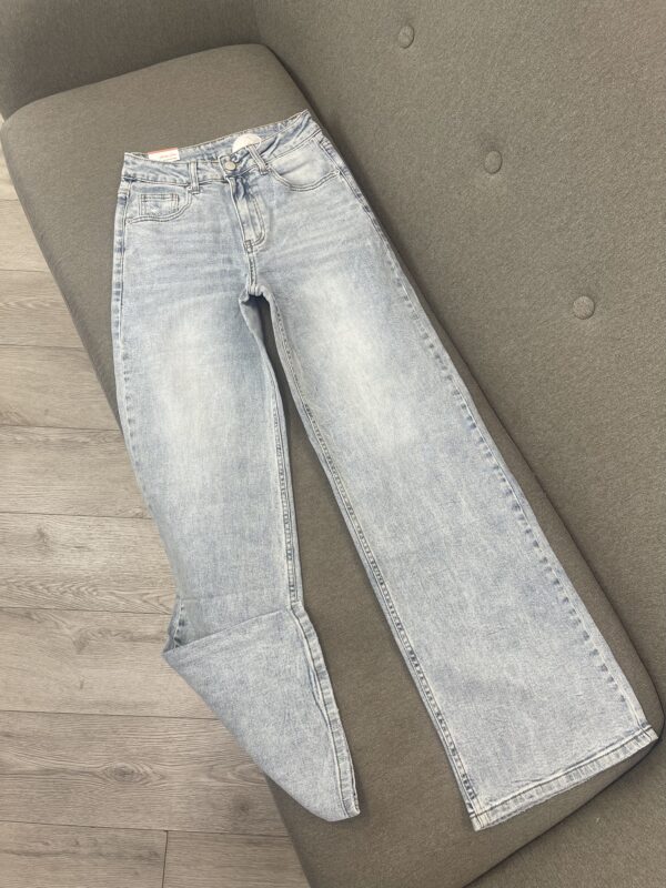 Xhinse "Wide-Leg" Blu të Çelët me Bel të Lartë dhe Detaje "Distressed" me Patch