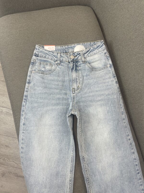 Xhinse "Wide-Leg" Blu të Çelët me Bel të Lartë dhe Detaje "Distressed" me Patch - Image 2