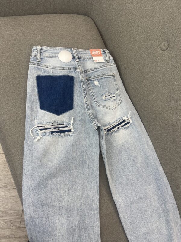 Xhinse "Wide-Leg" Blu të Çelët me Bel të Lartë dhe Detaje "Distressed" me Patch - Image 3