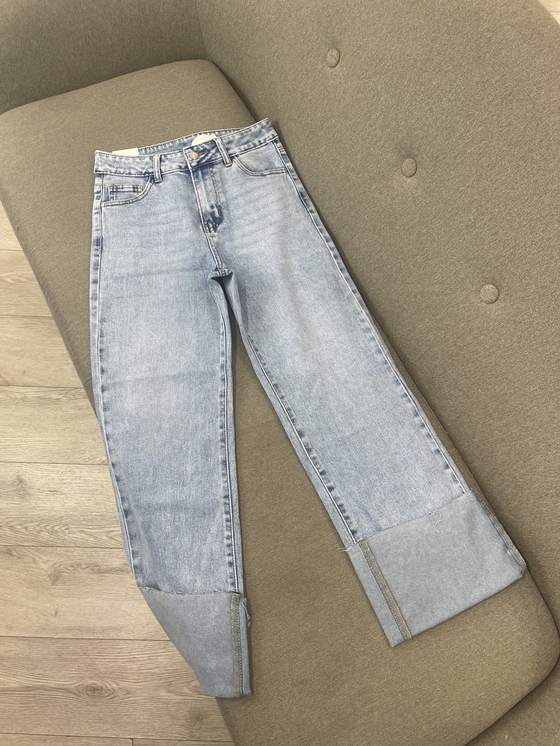 Xhinse “Straight-Leg” Blu të Çelët me Bel të Lartë dhe Mansheta të Kthyera