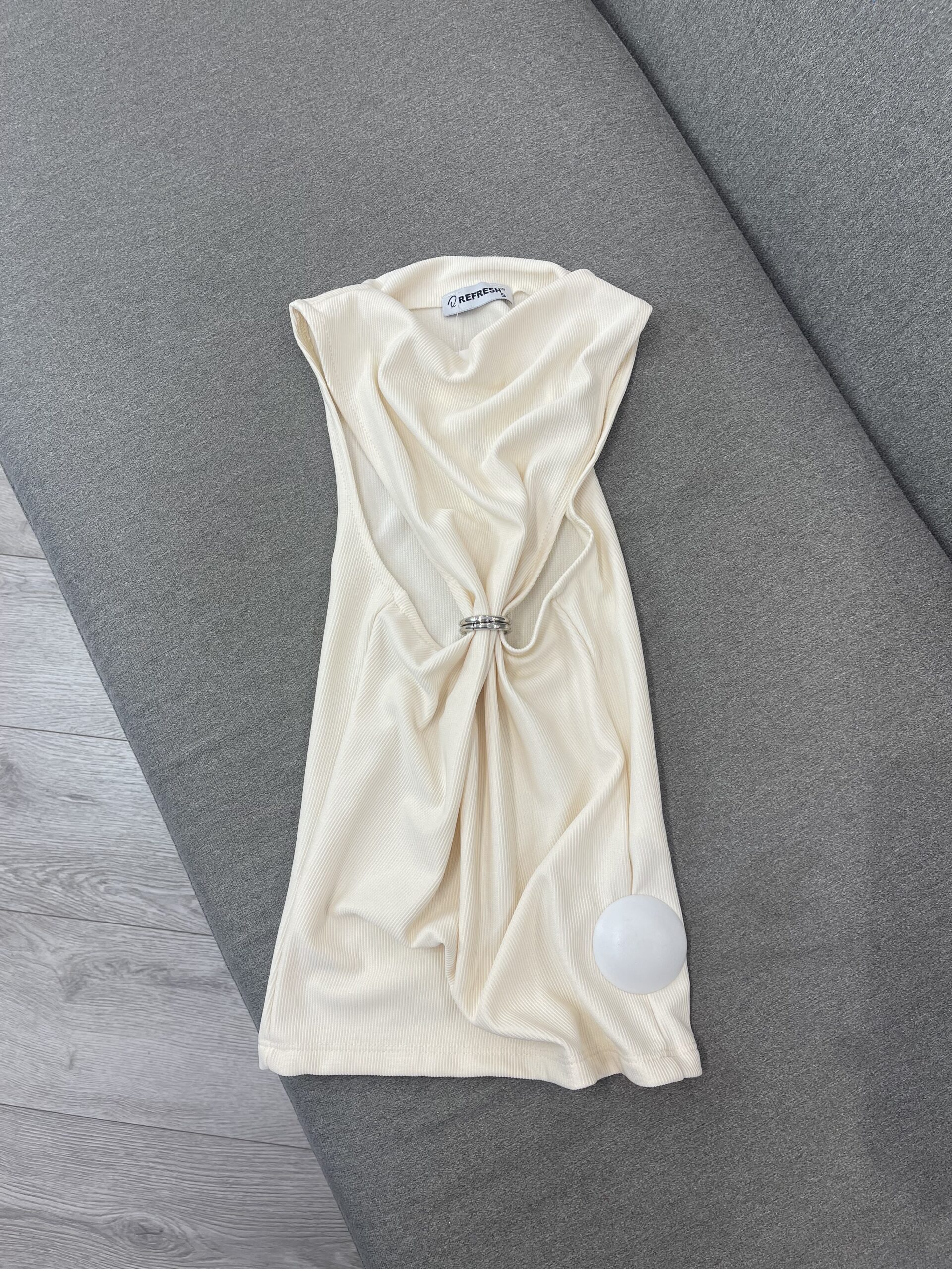 Bluzë “Ribbed” Krem pa Mëngë me Detaj Unaze dhe prerje “Cut-Out” në Bel