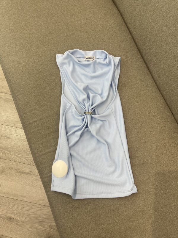 Bluzë "Ribbed" Blu Qielli pa Mëngë me Unazë Drapazhi dhe Prerje në Be