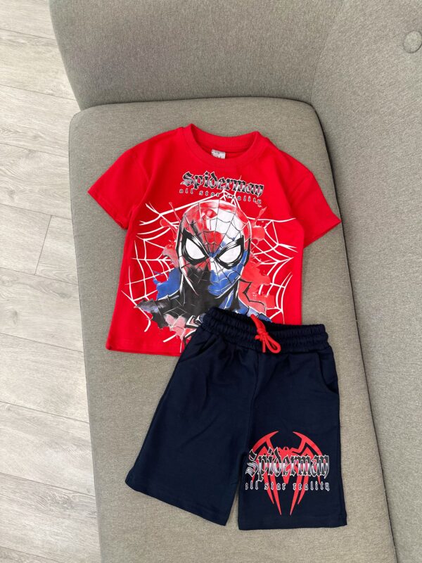 Komplet Veror për Djem: Bluzë e Kuqe Spider-Man dhe Pantallona të Shkurtra Blu
