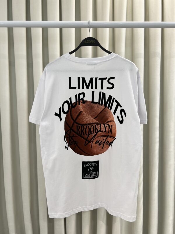Bluze e Bardhë "LIMITS" me Print Basketbolli - Image 3