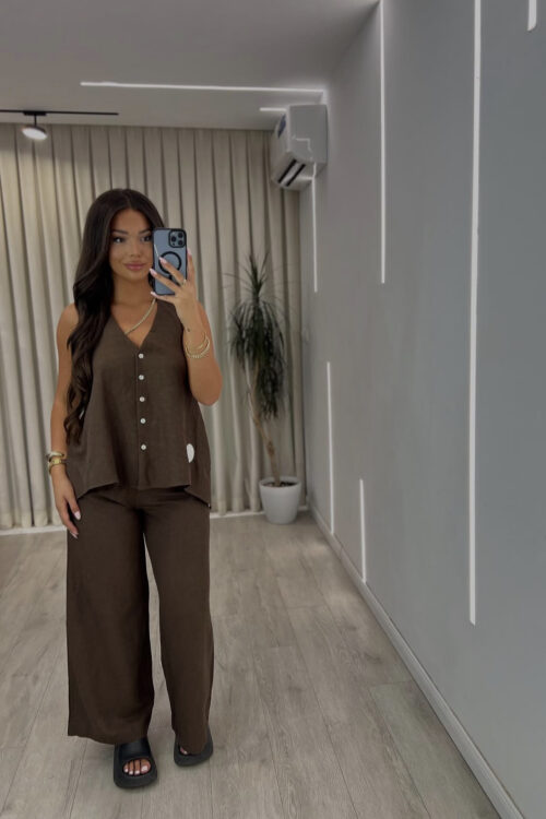 Set “Linen Look” ngjyrë Kafe e Çelët/Krem: Jelek me Butona dhe Pantallona të Gjëra Komode