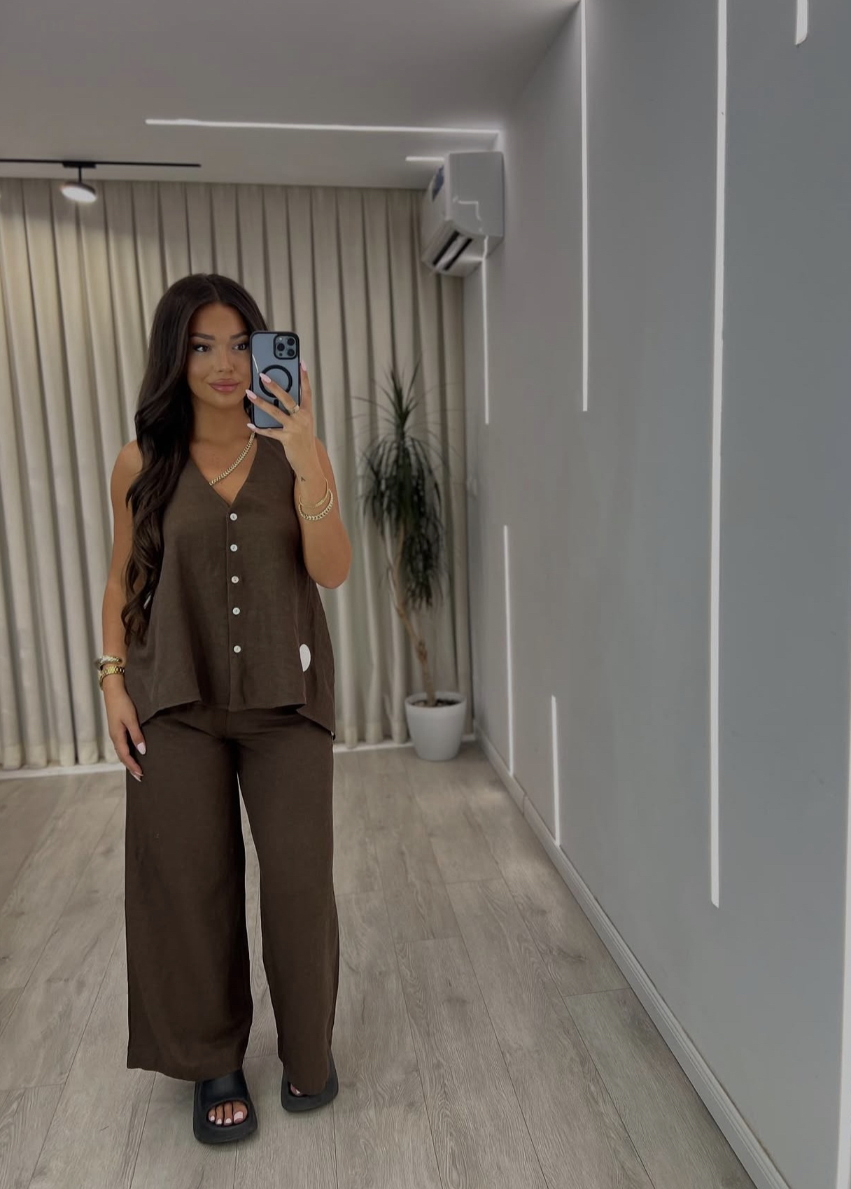 Set “Linen Look” ngjyrë Kafe e Çelët/Krem: Jelek me Butona dhe Pantallona të Gjëra Komode