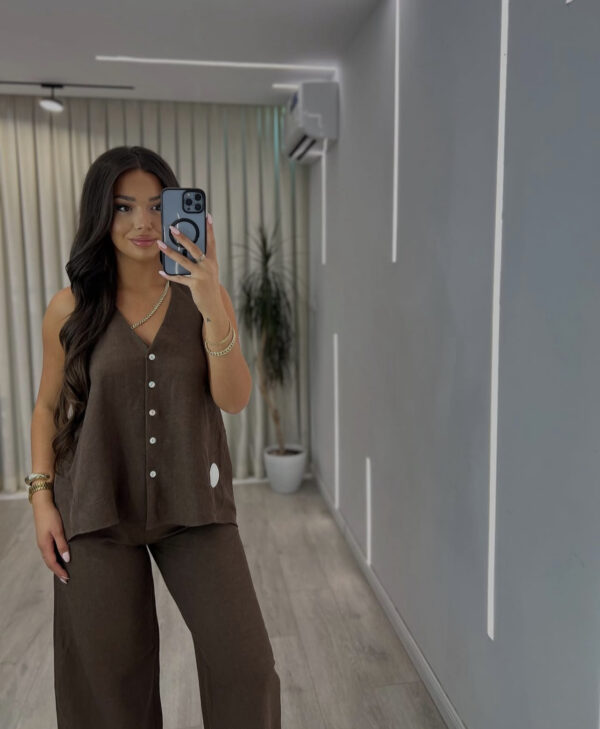 Set "Linen Look" ngjyrë Kafe e Çelët/Krem: Jelek me Butona dhe Pantallona të Gjëra Komode - Image 2