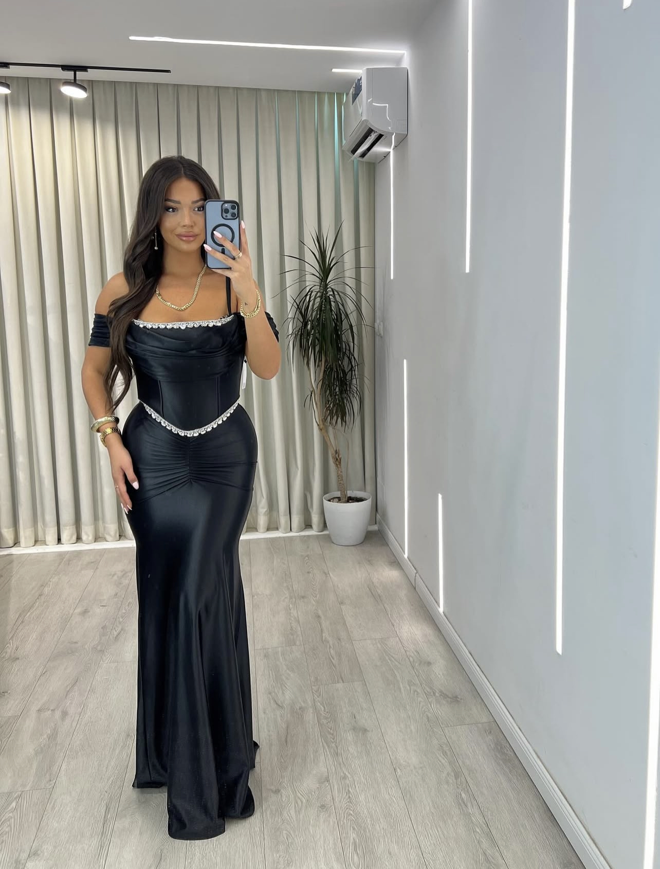 Fustan Elegante Satini i Zi me Shpatulla të Zbuluara dhe Detaje me Gurë