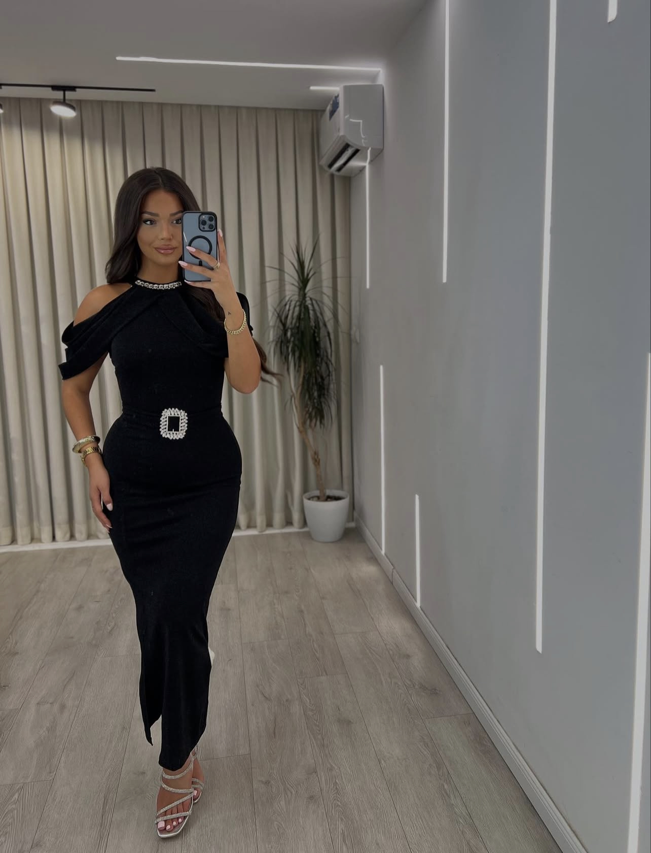 Fustan Elegante Satini i Bardhë/Ivory me Shpatulla të Zbuluara dhe Detaje me Gurë