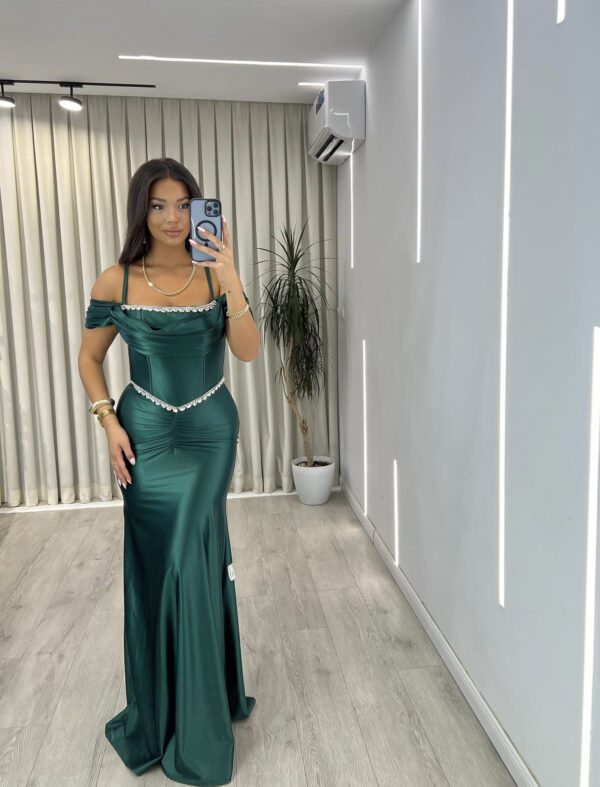Fustan Elegante Satini Jeshil Smerald me Shpatulla të Zbuluara dhe Detaje me Gurë