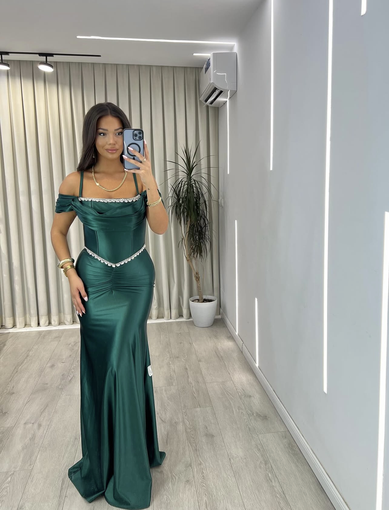 Fustan Elegante Satini Jeshil Smerald me Shpatulla të Zbuluara dhe Detaje me Gurë