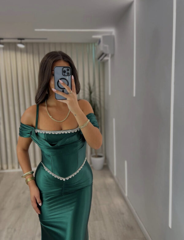 Fustan Elegante Satini Jeshil Smerald me Shpatulla të Zbuluara dhe Detaje me Gurë - Image 3
