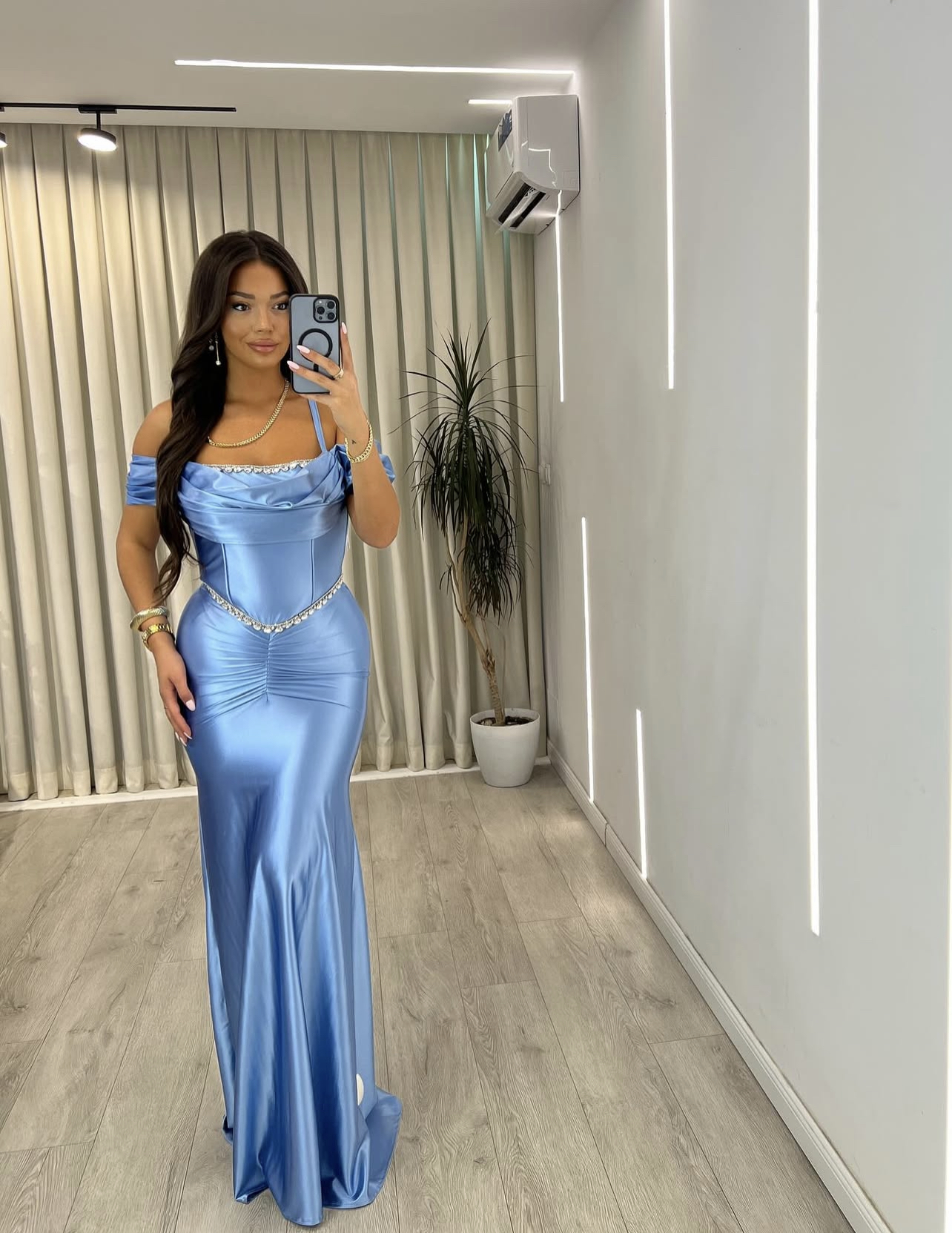 Fustan Elegante Satini Blu Qielli me Shpatulla të Zbuluara dhe Detaje me Gurë