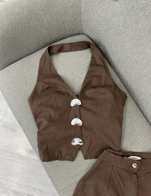 Set "Linen Look" Kafe e Errët: Top Halter me Butona dhe Pantallona të Shkurtra (Shorts) Komode - Image 2