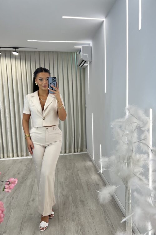 Kostum Beige Klasik me Pantallona të Drejta dhe Xhaketë të Shkurtër