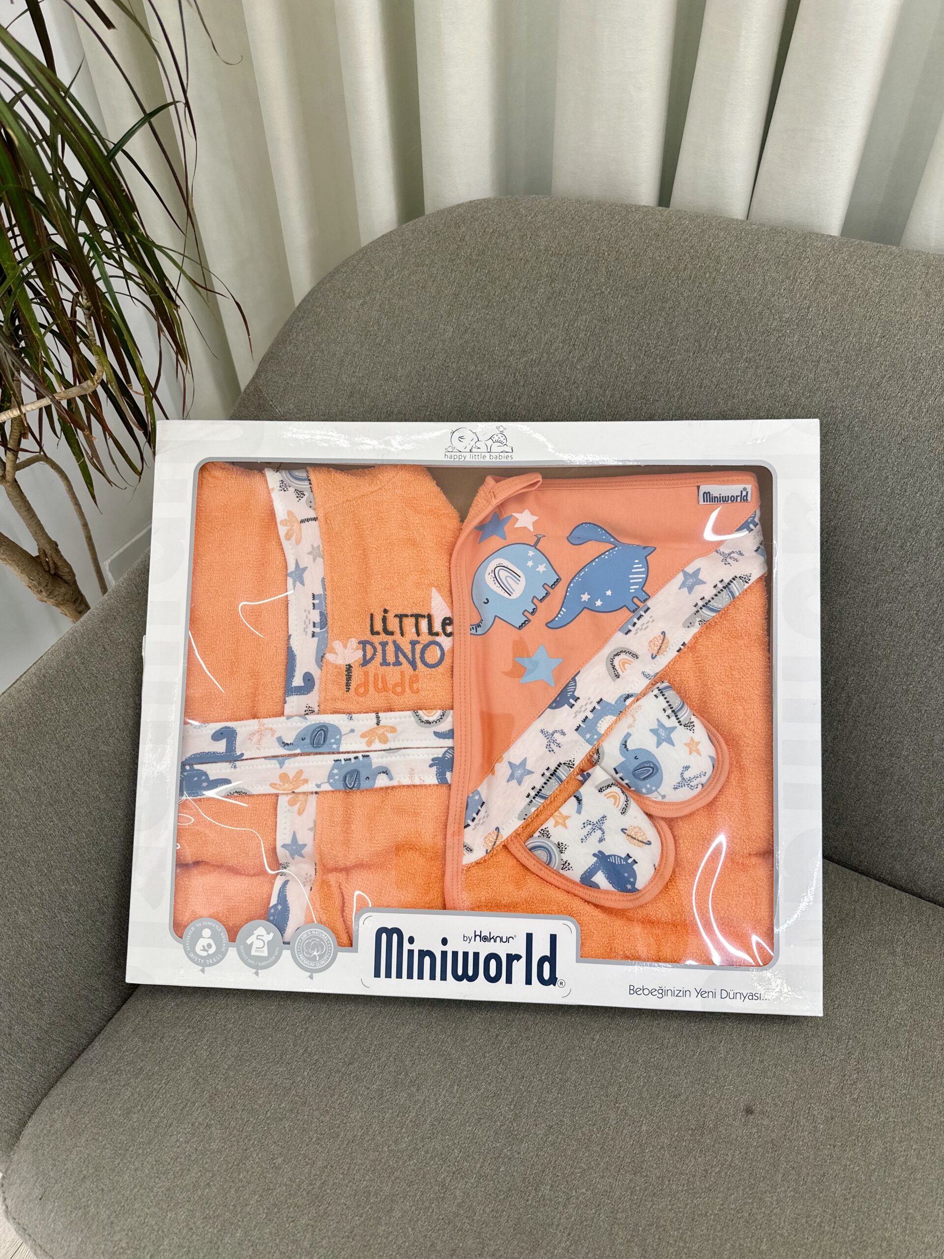 Set Banjoje Dinozauri “Little Dino Dude” për Fëmijë  * Komplet Portokalli 5-në-1 me Robdeshan dhe Peshqir Dinozauri për Bebet  * Set Banjoje i Butë dhe Argëtues me Dinozaurë për Vogëlushët
