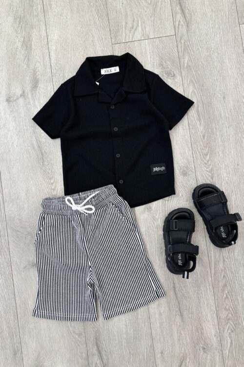 * Komplet Veror Elegant për Djem: Këmishë e Zezë dhe Pantallona të Shkurtra me Vija  * Set Modern për Djem: Këmishë Ribd dhe Shorte me Vija  * Veshje Verore Stil për Fëmijë: E Zezë dhe E Bardhë me Këmishë Polo