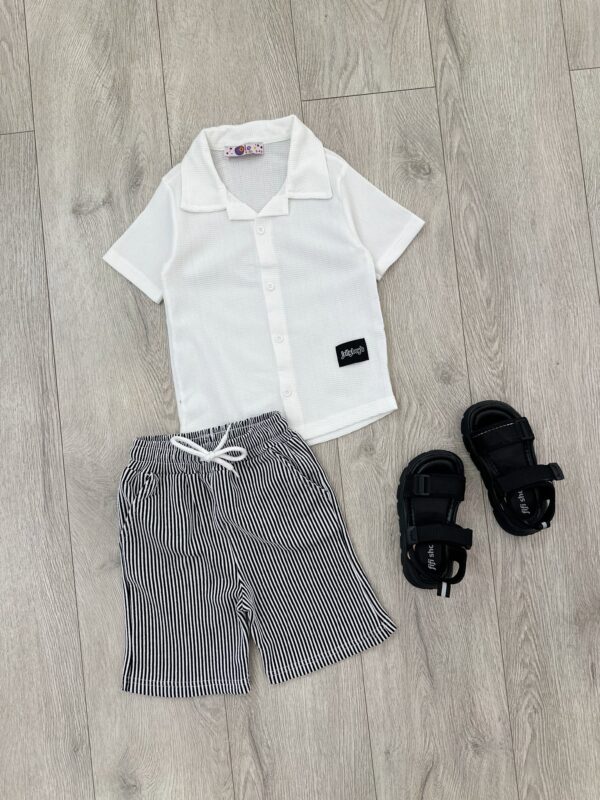* Komplet Veror Klasik për Djem: Këmishë e dhe Pantallona të Shkurtra me Vija  * Set Elegan White & Navy për Djem: Këmishë e Lehtë dhe Shorte me Vija  * Veshje e Kthjellët Verore për Fëmijë: Këmishë Polo e Bardhë dhe Shorte me Pika/Vija