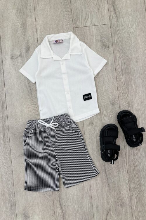 * Komplet Veror Klasik për Djem: Këmishë e dhe Pantallona të Shkurtra me Vija  * Set Elegan White & Navy për Djem: Këmishë e Lehtë dhe Shorte me Vija  * Veshje e Kthjellët Verore për Fëmijë: Këmishë Polo e Bardhë dhe Shorte me Pika/Vija