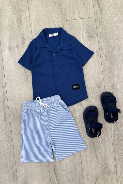 * Komplet Veror për Djem: Këmishë Blu Marine Pantallona të Shkurtra me Vija Blu të Çelët  * Set Djemsh i Rehatshëm: Këmishë Polo Blu dhe Shorte me Vija Verore  * Veshje e Këndshme për Djem: Blu Marine dhe Blu e Çelët me Këmishë Ribd
