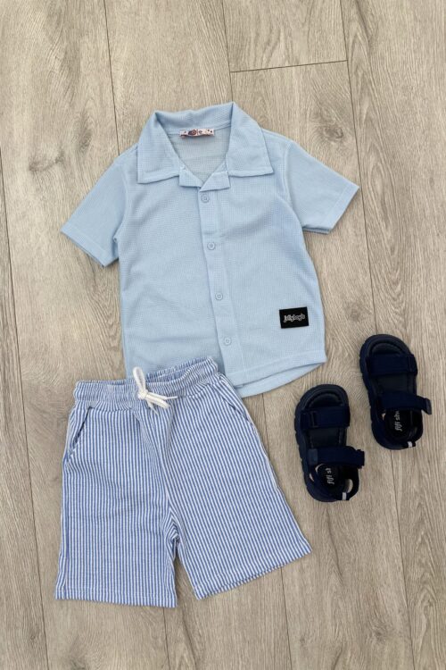 * Komplet Veror i Kthjellët për Djem: Këmishë Blu Qielli dhe Pantallona të Shkurtra me Vija  * Set Djemsh i Rehatshëm: Këmishë Polo Blu e Çelët dhe Shorte me Vija  * Veshje Verore Stil për Fëmijë: Blu Qielli dhe Blu me Këmishë me Teksturë