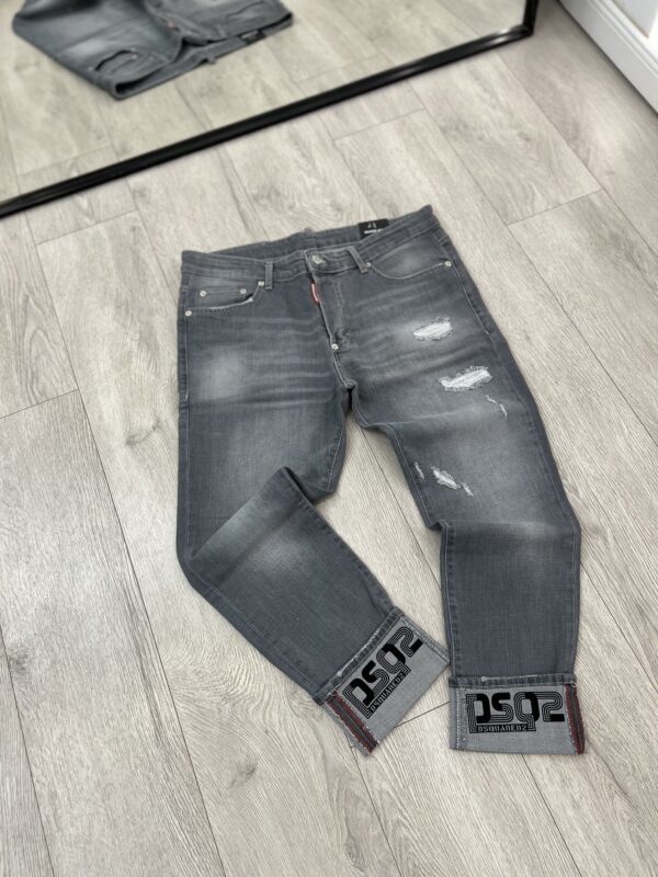 "Xhinsat Gri të Shqyer me Nënshkrim: Stili Dsquared2"