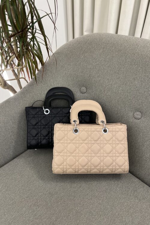 Elegancë Kuiltime: Çanta Lady Dior në Ngjyrë Bezhe dhe të Zezë