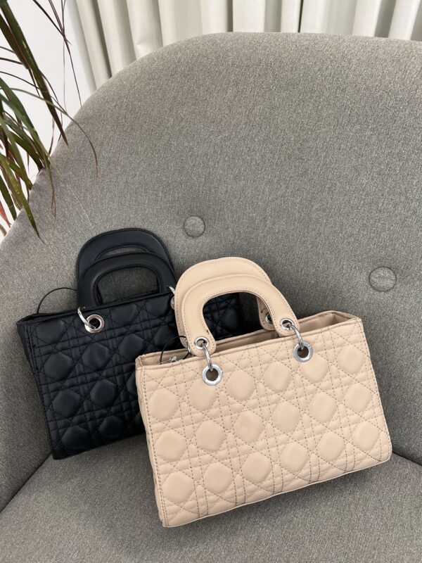 Elegancë Kuiltime: Çanta Lady Dior në Ngjyrë Bezhe dhe të Zezë - Figura 2