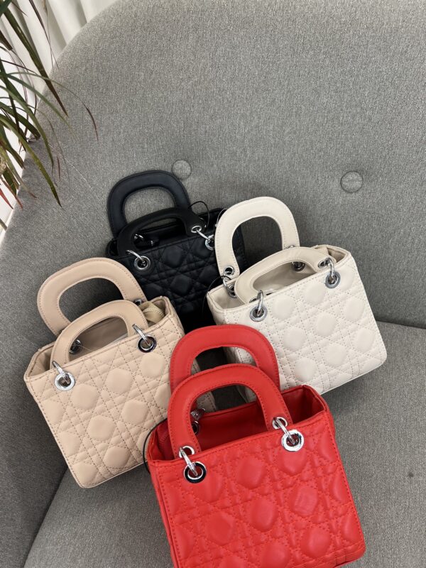 Koleksion Çantash Lady Dior: Një Simfoni Ngjyrash dhe Elegance - Image 2