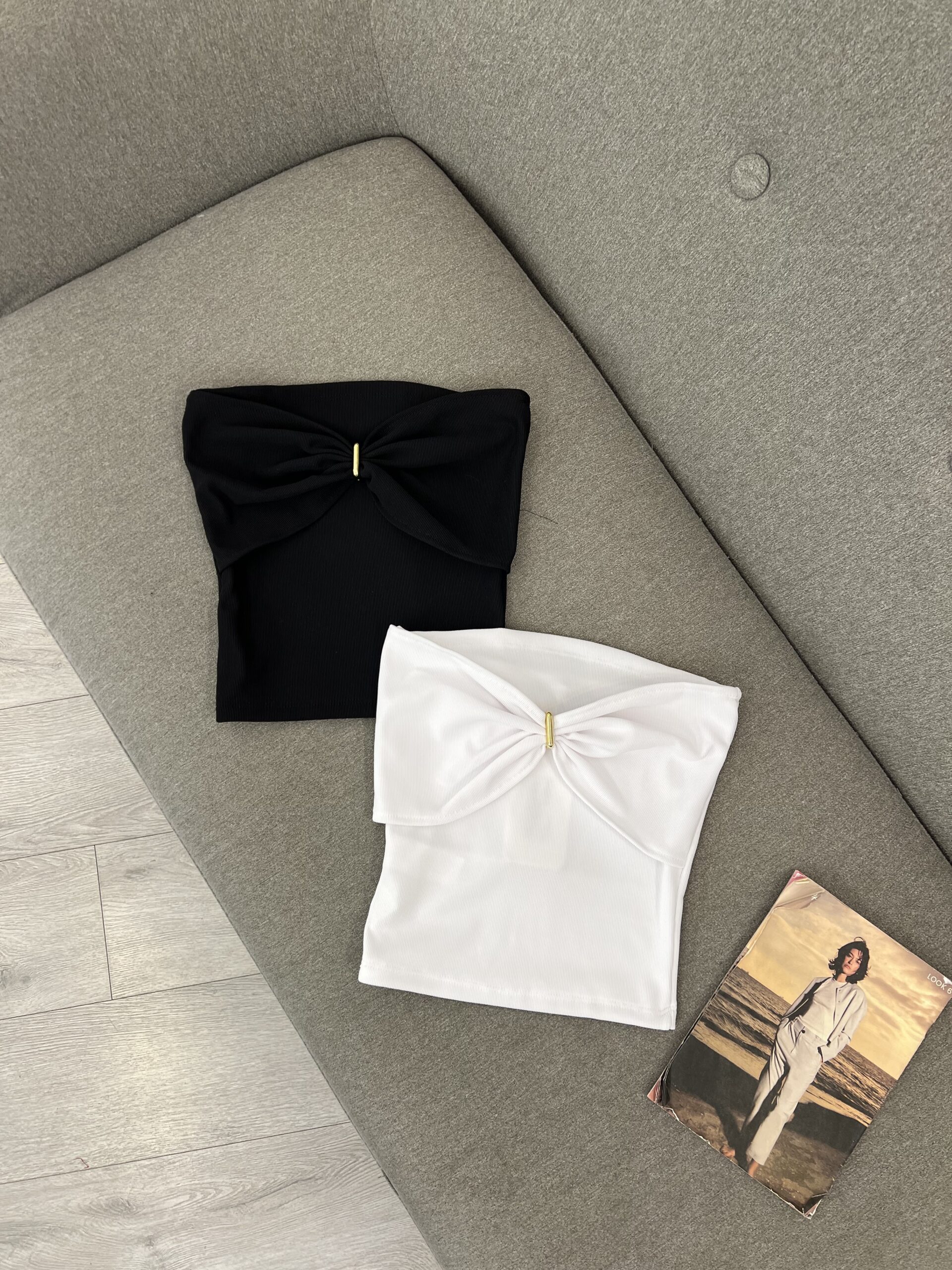 “Stili Modern dhe Minimalist: Topa Bandeau me Detaj të Artë”