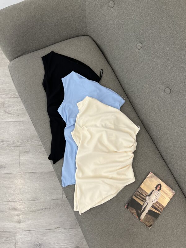 "Crop Top me Rripa: Stili Modern dhe Versatiliteti"