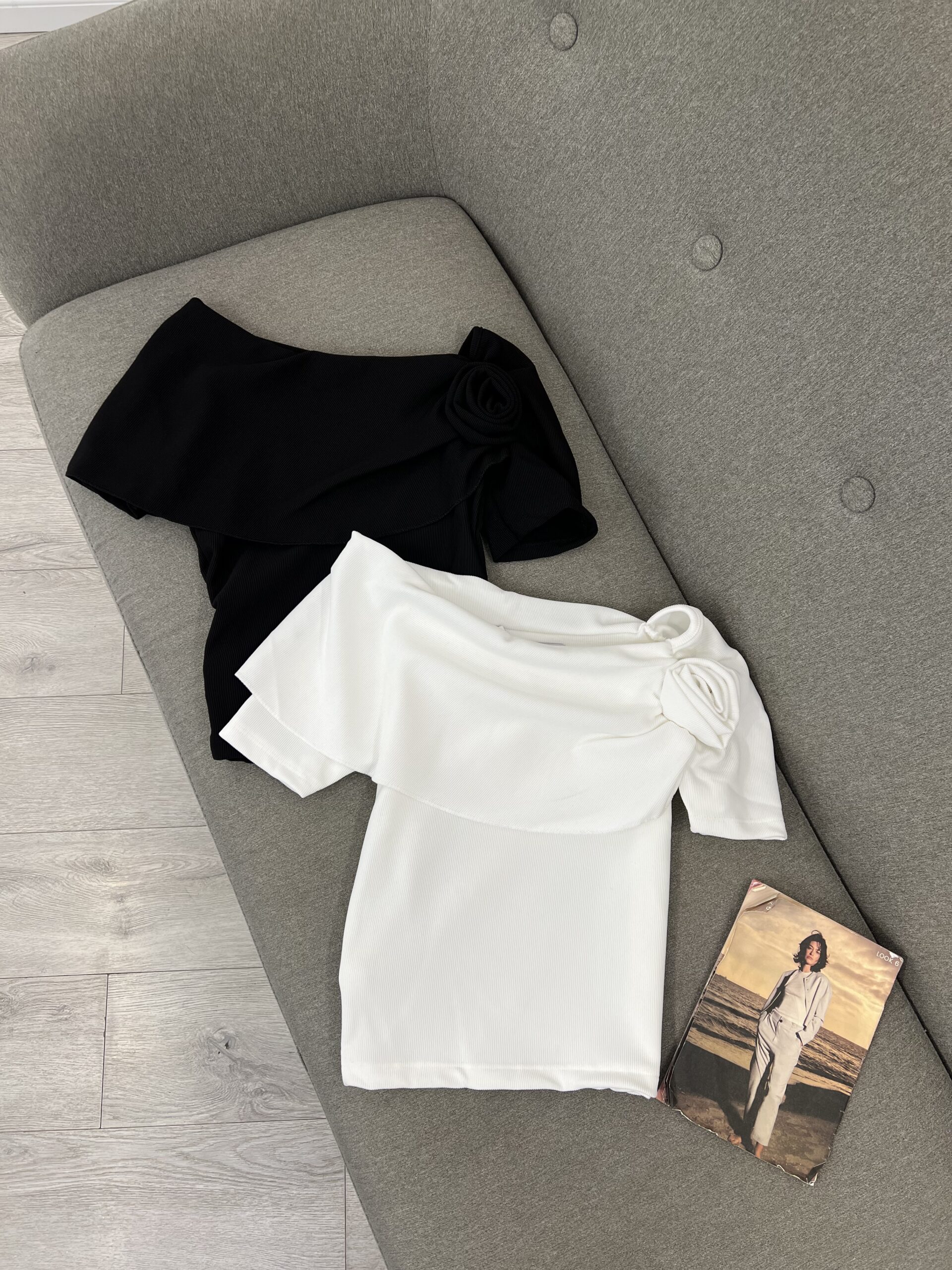 Bluza Elegante Off-Shoulder me Detaj Trëndafili (Bardhë dhe Zi