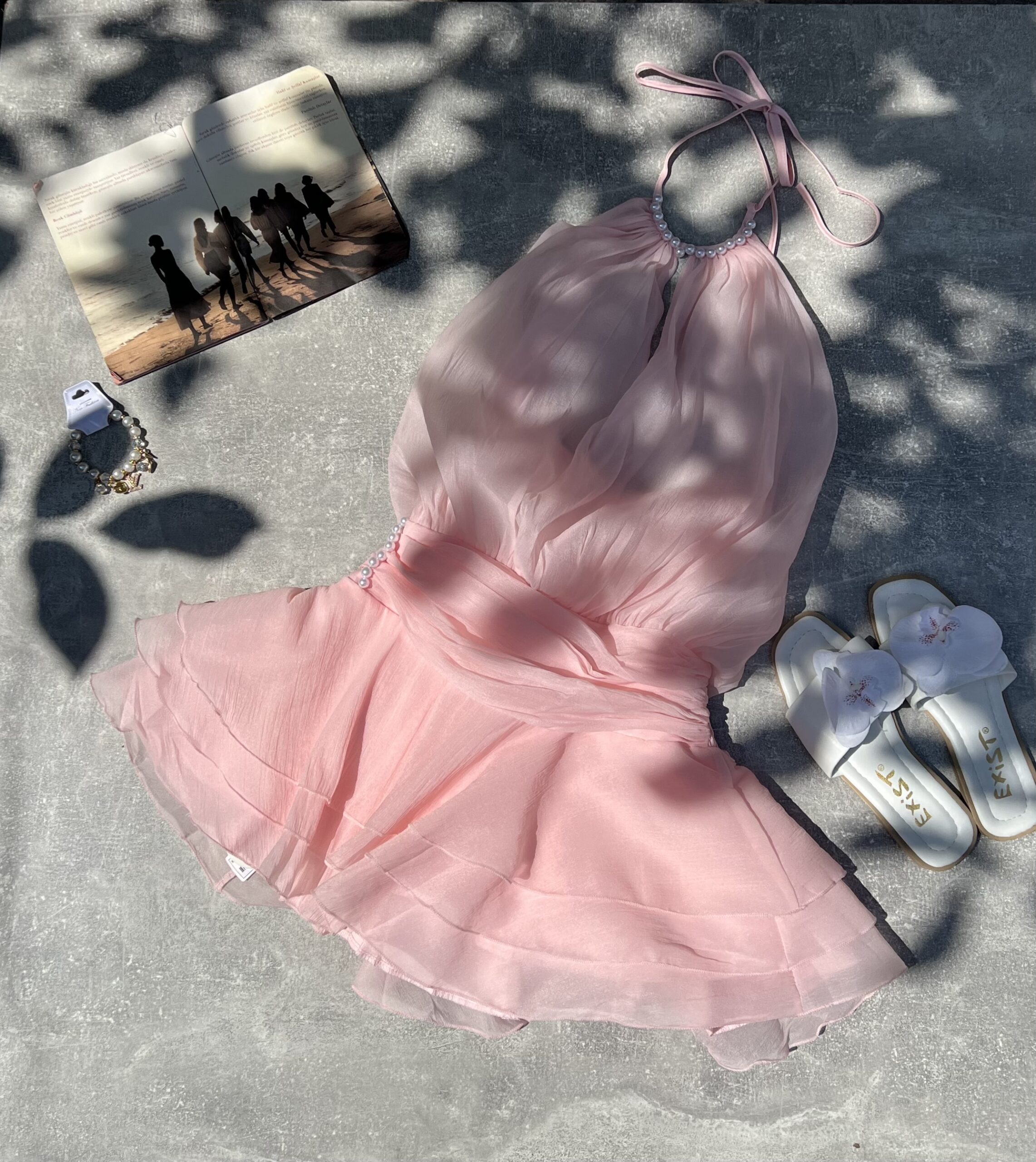 Fustan Vere Rozë Pastel me Detaje Perlash dhe Aksesorë Plazhi