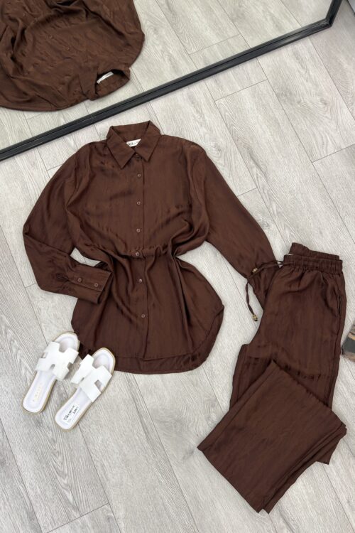 Set Elegat me Këmishë dhe Pantallona Kafe me Shapka të Bardha