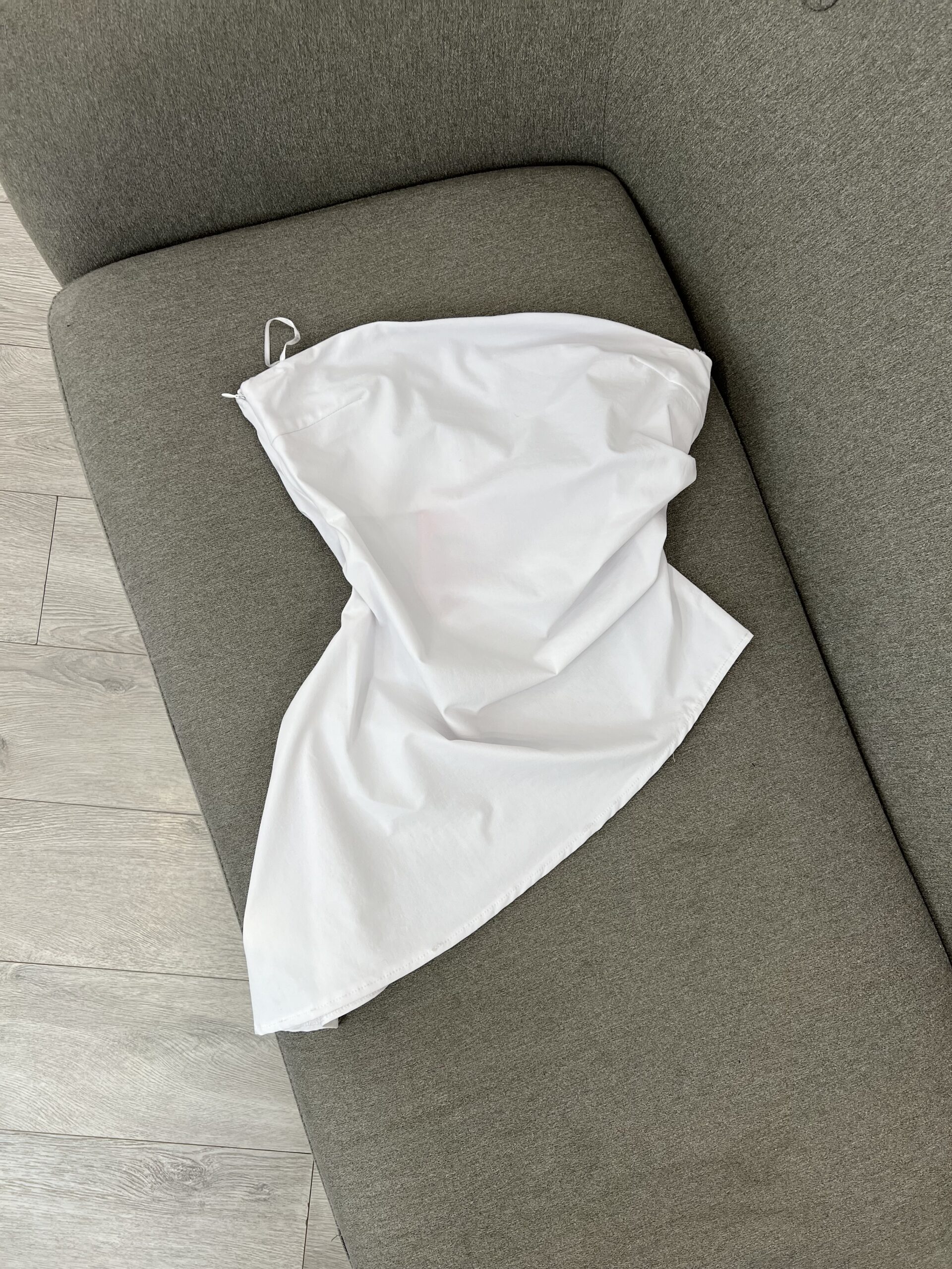 Elegancë Minimale: Top i Bardhë me Dizajn Asimetrik