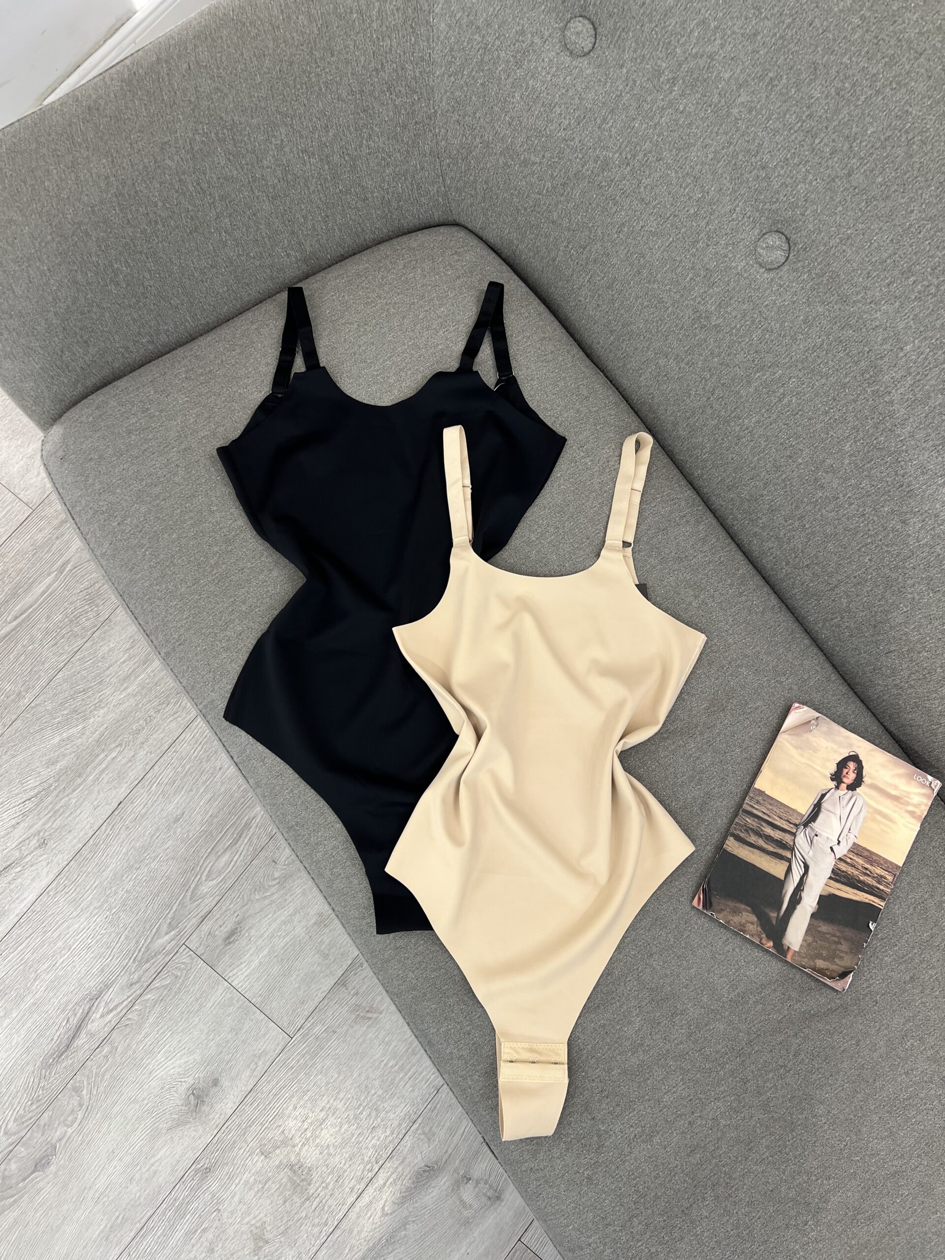 Bodysuit-ë Formësues Minimalistë: Komfort dhe Elegancë në Ngjyrë Nudo dhe Të Zezë