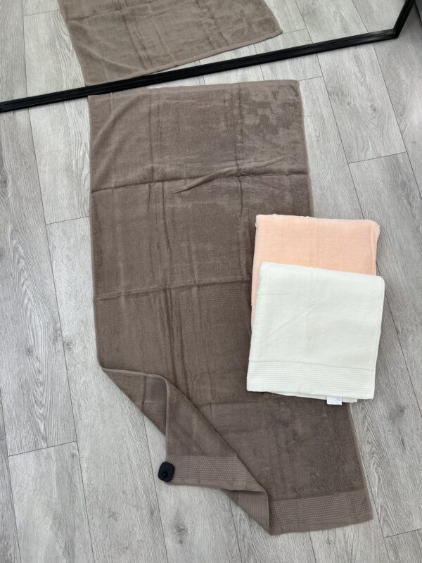 Peshqirë me Ngjyra Tokësore dhe Neutrale: Elegancë për Banjon